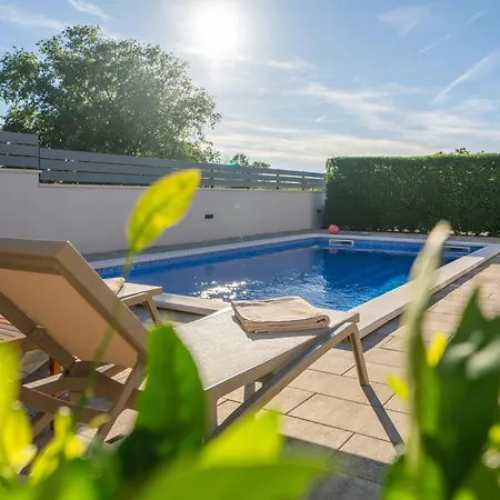 Dora With Heated Pool For 6 Guests Near Zadar *