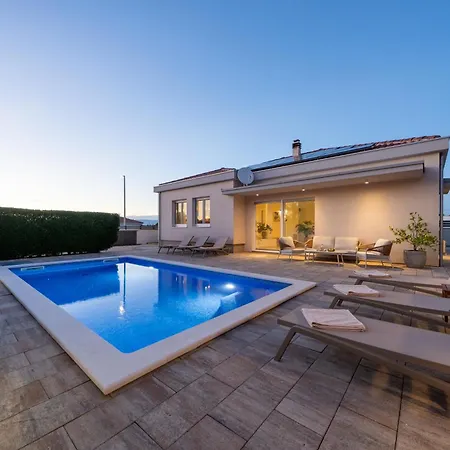 Dora With Heated Pool For 6 Guests Near Zadar ヴィラ