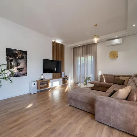 Dora With Heated Pool For 6 Guests Near Zadar *