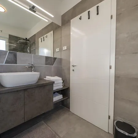 Dora With Heated Pool For 6 Guests Near Zadar ヴィラ