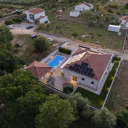 Dora With Heated Pool For 6 Guests Near Zadar *